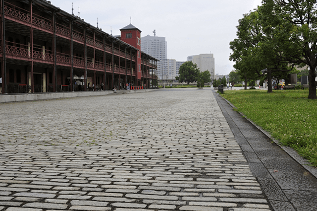 横浜赤レンガ倉庫1号館の石畳