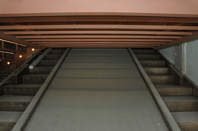 横浜赤レンガ倉庫1号館の階段室