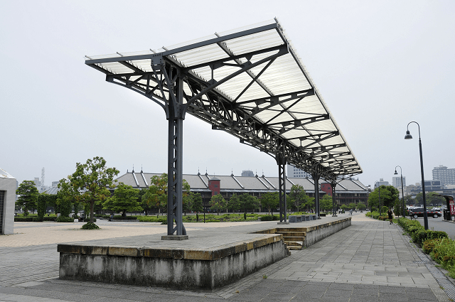横浜赤レンガ倉庫1号館の旧横浜港駅プラットフォーム